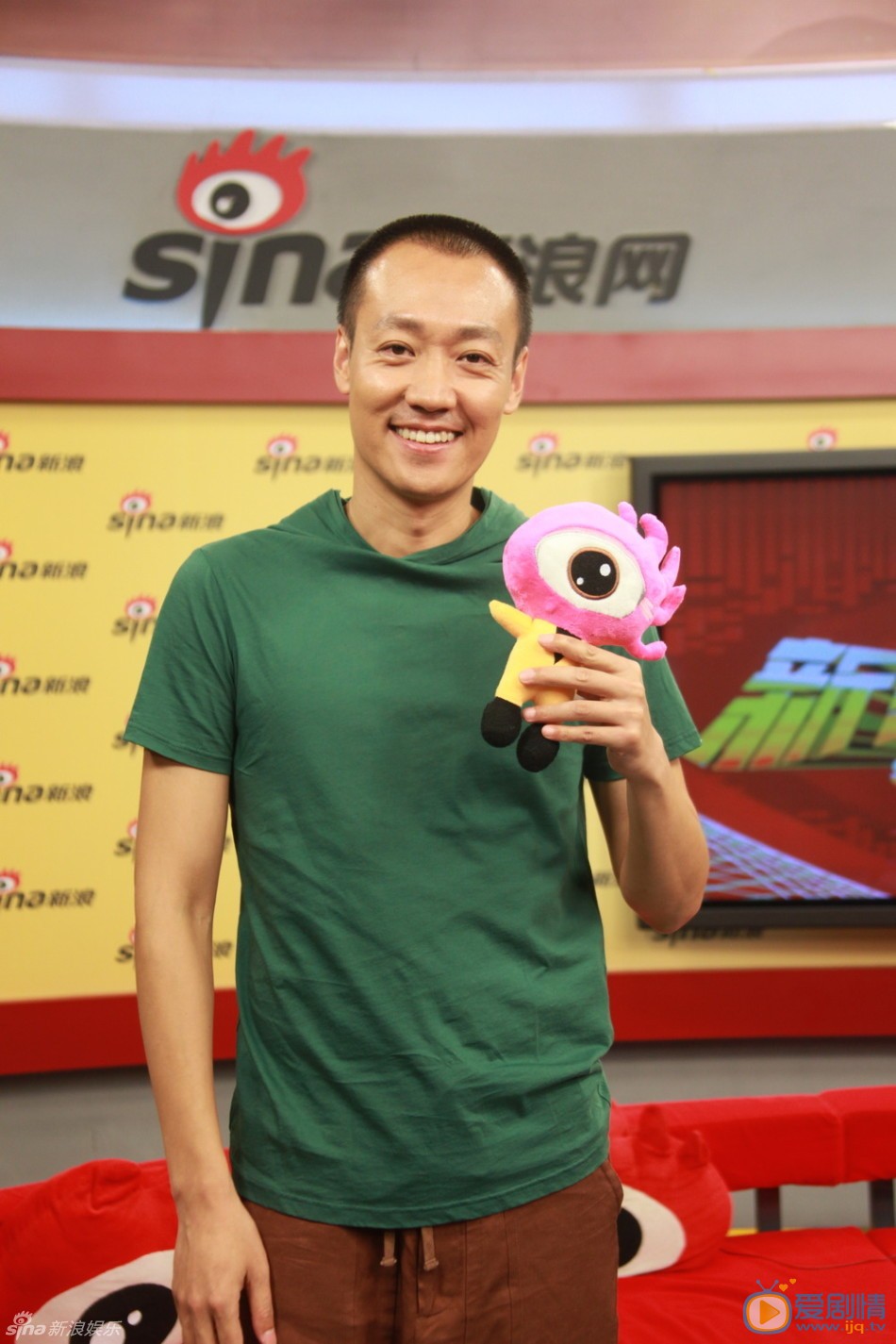 辛柏青活动照 辛柏青与小新 电视剧《我的父亲母亲》正在北京卫视黄金档热播中，剧中三位主演陈小艺、辛柏青、曾黎做客新浪娱乐，畅聊该剧台前幕后故事。