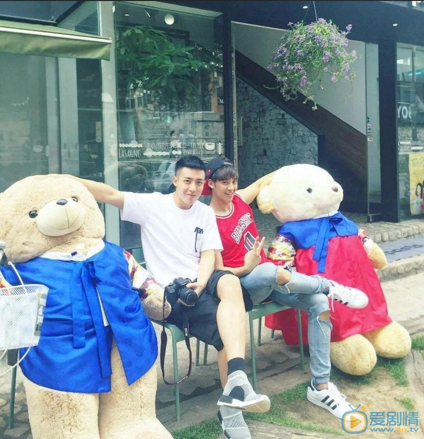伍嘉成成员合影 伍嘉成高清写真_伍嘉成高清剧照