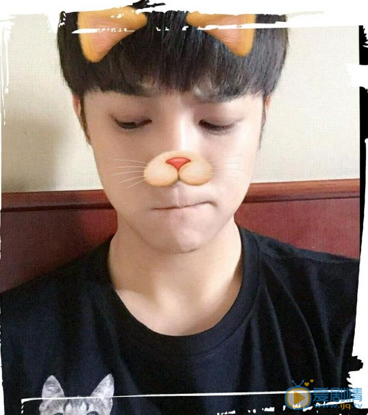 伍嘉成搞怪卖萌 伍嘉成高清写真_伍嘉成高清剧照