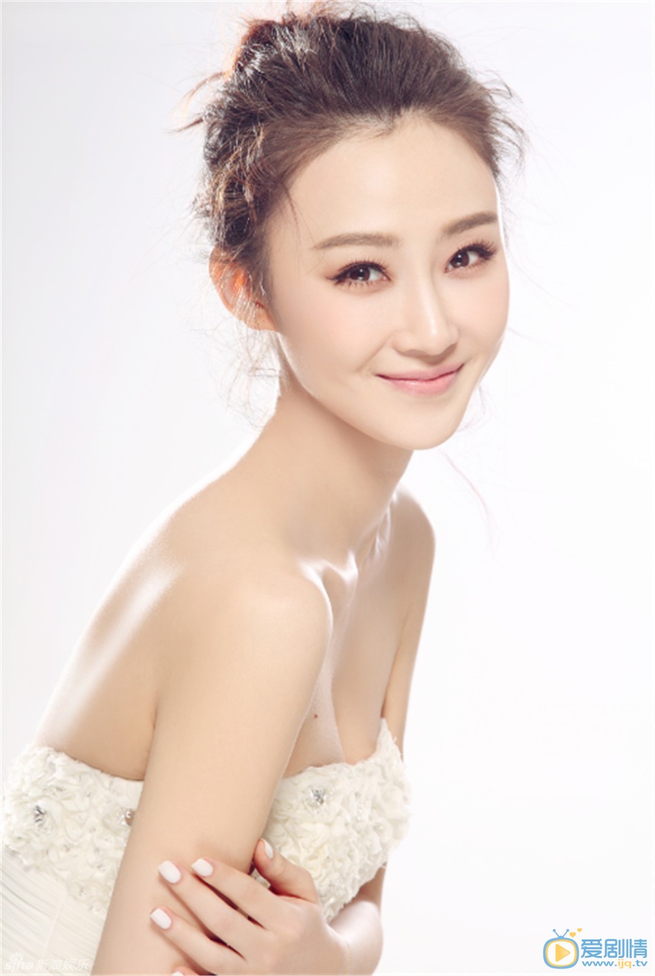 林鹏写真 林鹏笑靥如花 近日，林鹏发布了一组纯白写真。生性大大咧咧的她身着一袭由立体花朵缀成的白色裹胸蓬蓬公主裙入镜，大片中的林鹏笑靥如花，眼神清澈、肌肤如雪。