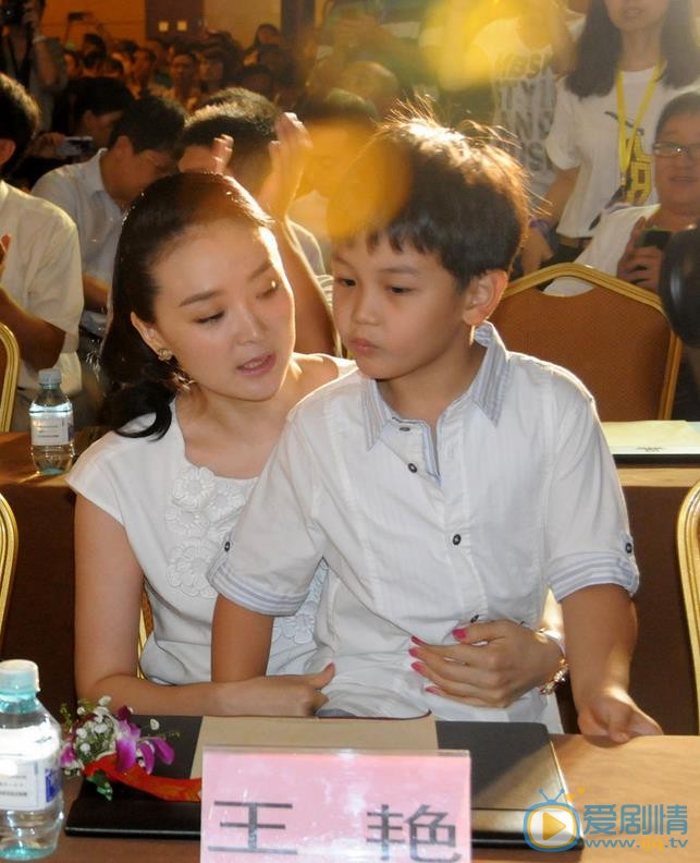 王艳儿子球球合照 王艳高清写真_王艳高清剧照