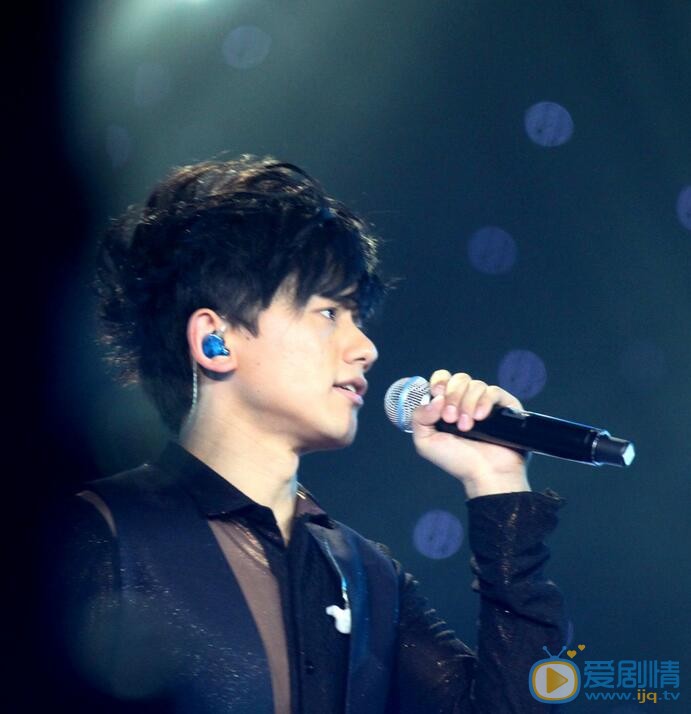 张杰2010年《这就是爱》演唱会 张杰高清写真_张杰高清剧照