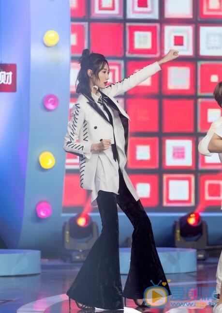 李斯羽《偶滴歌神啊第一期》节目照 李斯羽高清写真_李斯羽高清剧照