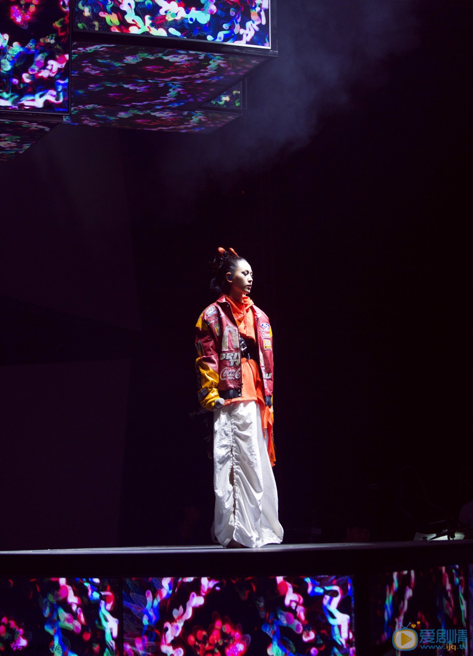 周笔畅演唱会造型 周笔畅高清写真_周笔畅高清剧照