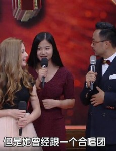 天天向上在美国萝莉 lexi身后的美女翻译是谁？美女翻译雷荷芸个人资料介绍