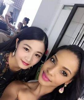 天天向上在美国萝莉 lexi身后的美女翻译是谁？美女翻译雷荷芸个人资料介绍