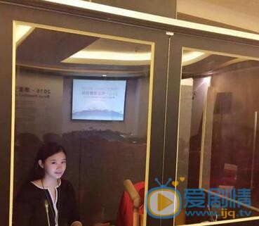 天天向上在美国萝莉 lexi身后的美女翻译是谁？美女翻译雷荷芸个人资料介绍