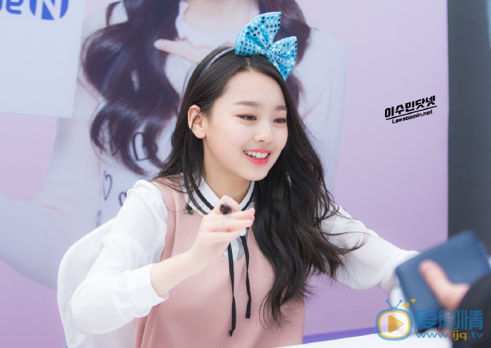 李秀敏签名会照片 李秀敏高清写真_李秀敏高清剧照