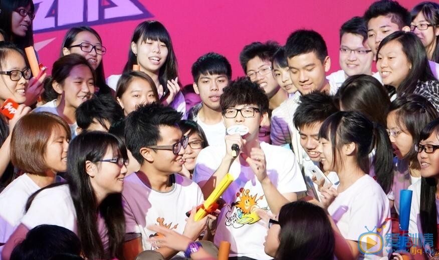 胡夏胡夏与粉丝合照 胡夏高清写真_胡夏高清剧照