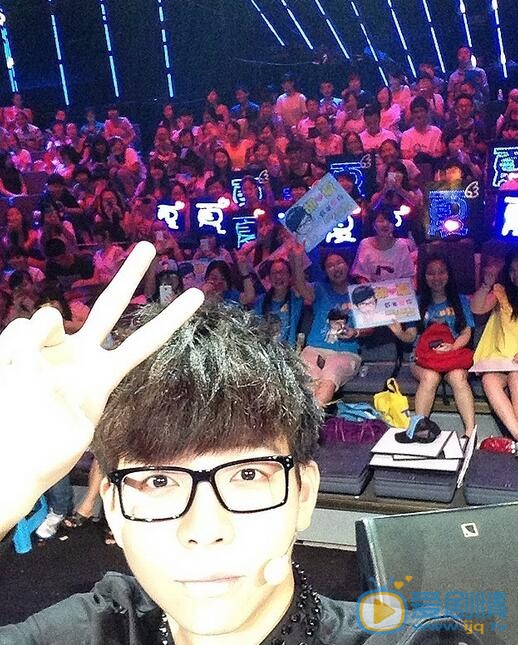 胡夏胡夏与粉丝合照 胡夏高清写真_胡夏高清剧照