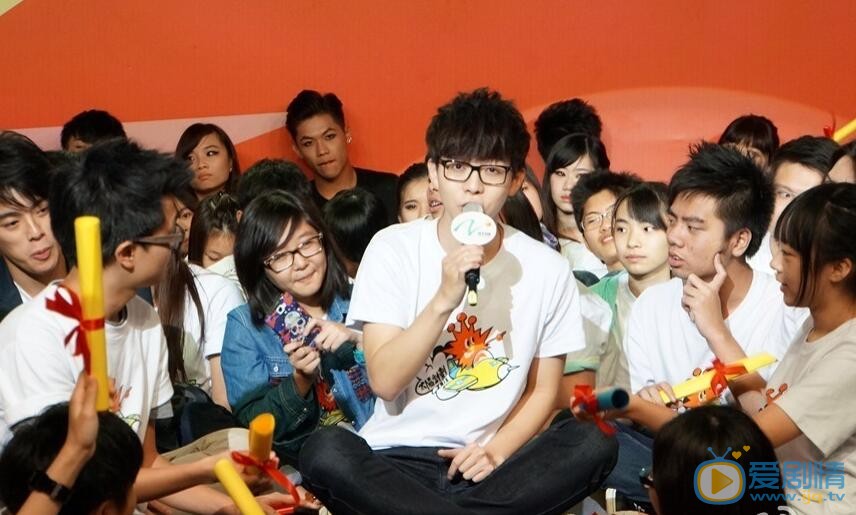 胡夏胡夏与粉丝合照 胡夏高清写真_胡夏高清剧照