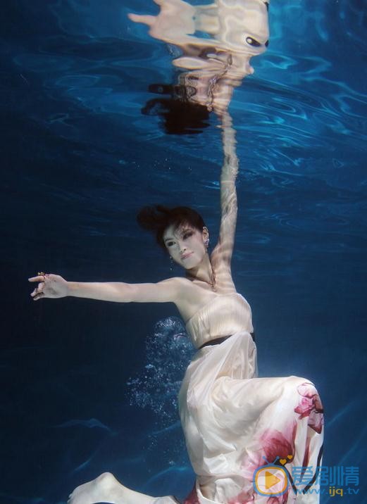 韩丹彤水中写真 韩丹彤水中写真