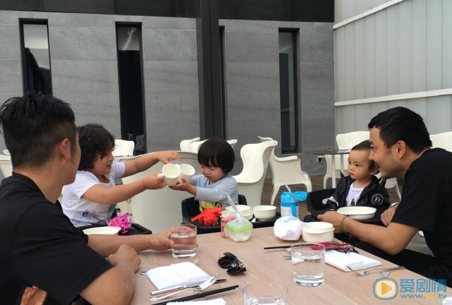 杨乐乐杨乐乐汪涵一家三口照 杨乐乐高清写真_杨乐乐高清剧照