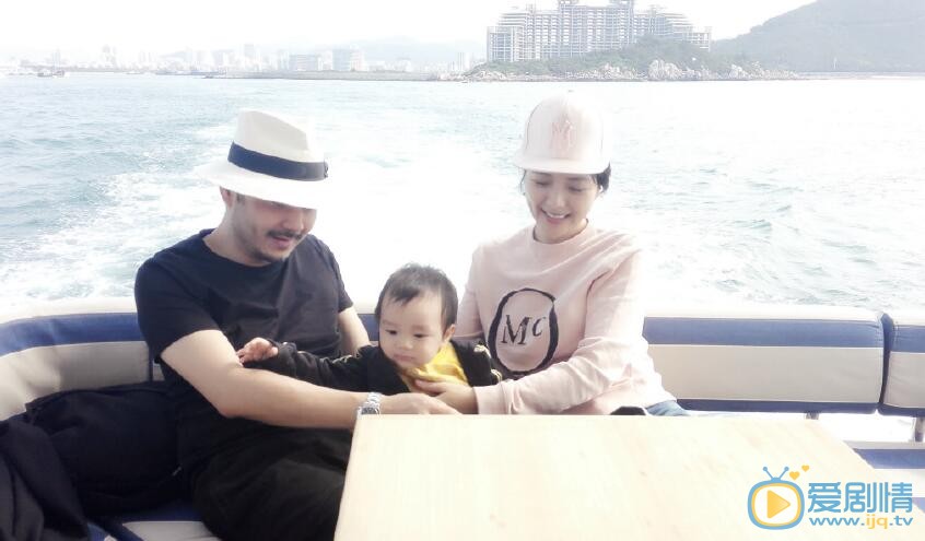 杨乐乐杨乐乐汪涵一家三口照 杨乐乐高清写真_杨乐乐高清剧照