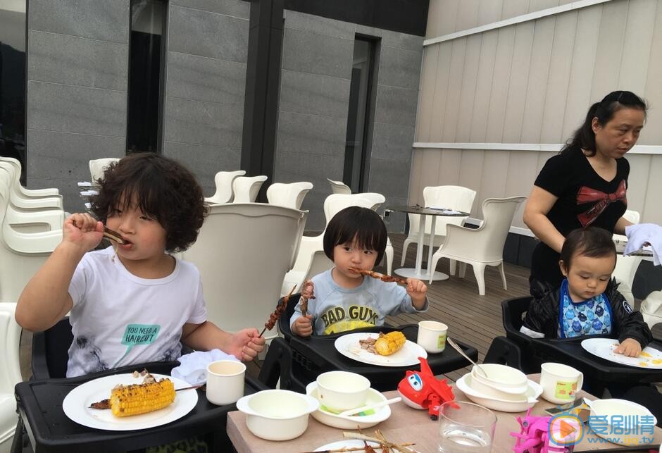 杨乐乐杨乐乐汪涵一家三口照 杨乐乐高清写真_杨乐乐高清剧照