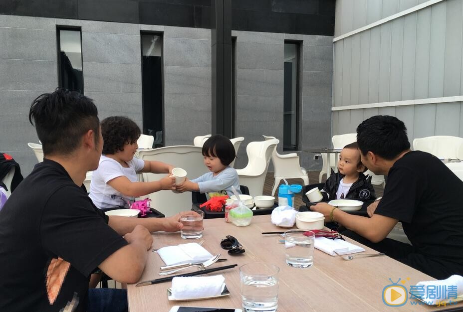 杨乐乐杨乐乐汪涵一家三口照 杨乐乐高清写真_杨乐乐高清剧照