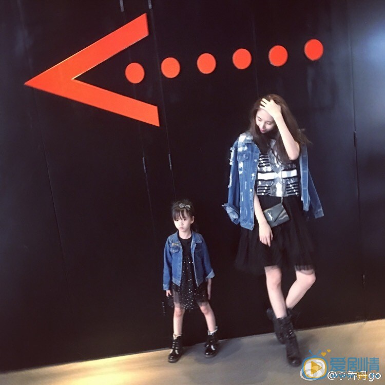 李乔丹和女儿合照 李乔丹高清写真_李乔丹高清剧照