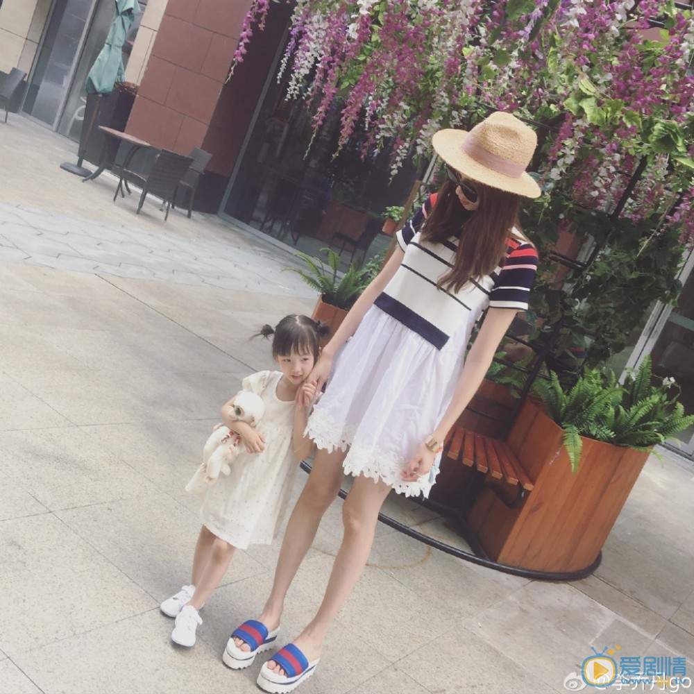 李乔丹和女儿合照 李乔丹高清写真_李乔丹高清剧照