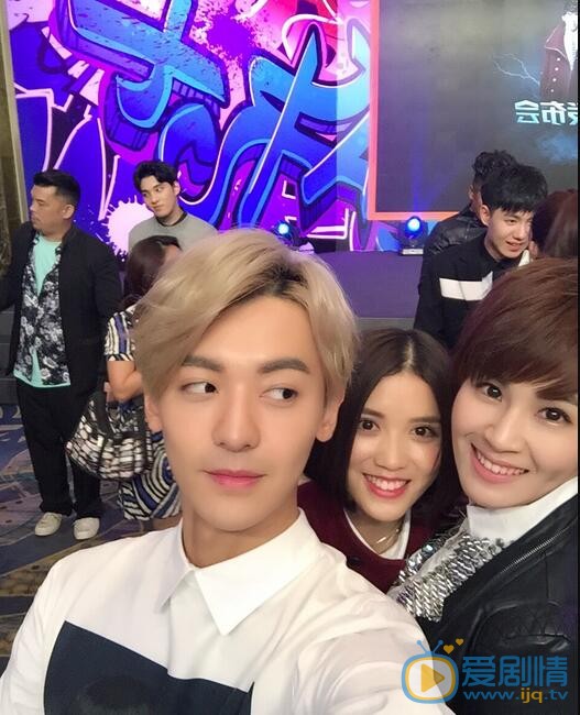 赵志伟与人合照 赵志伟高清写真_赵志伟高清剧照