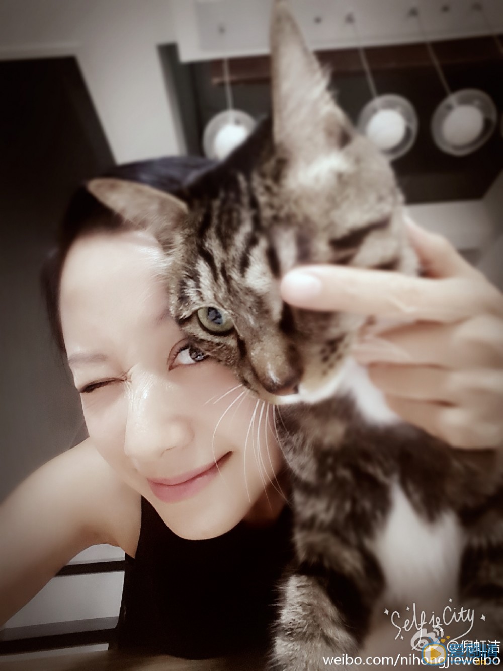 倪虹洁嘟嘴卖萌照 倪虹洁高清写真_倪虹洁高清剧照