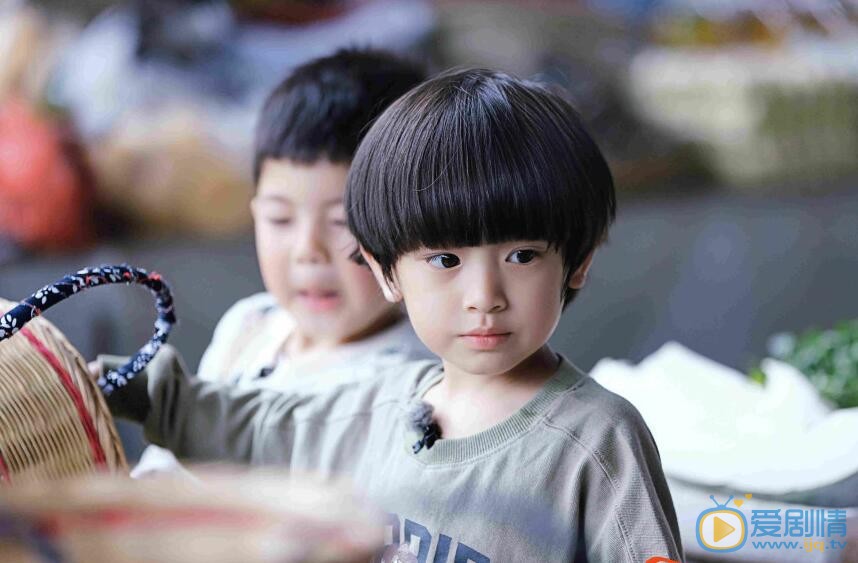 李亦航李亦航与萌娃合照 李亦航高清写真_李亦航高清剧照