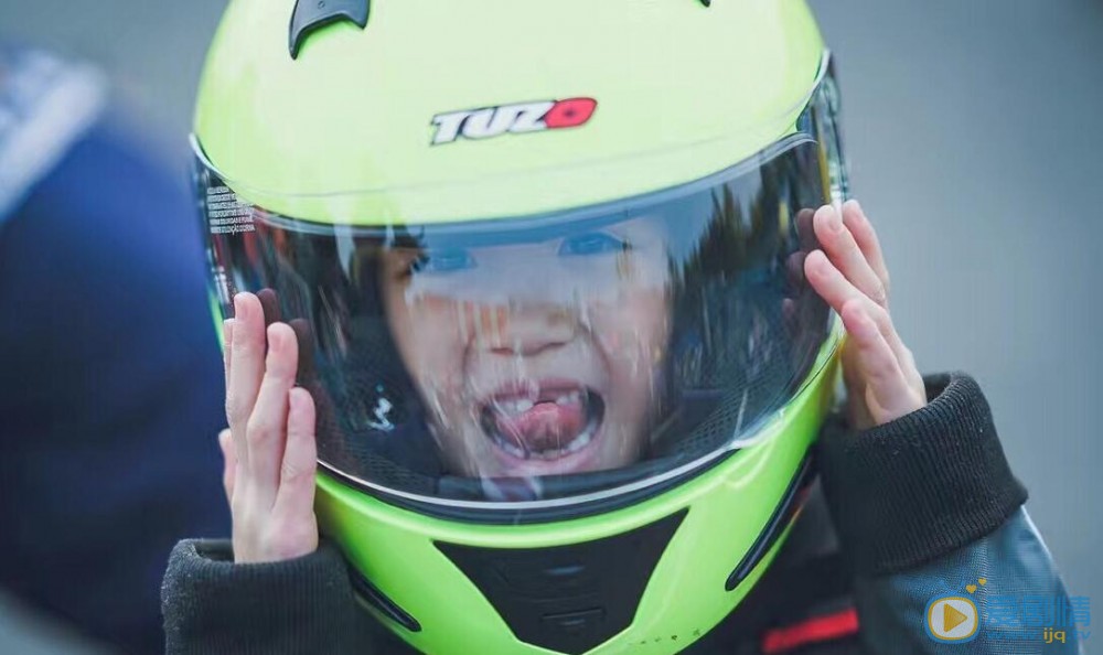 严稚棱全家福 严稚棱高清写真_严稚棱高清剧照