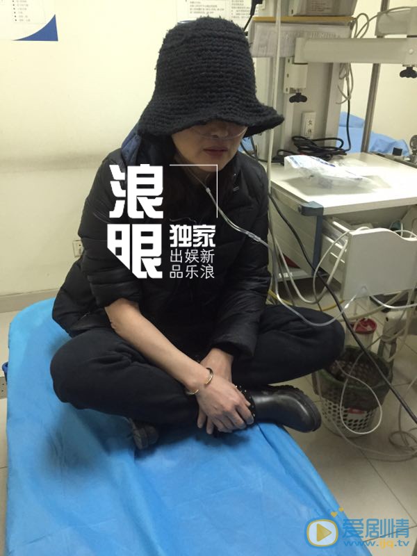 樊馨蔓控诉张纪中，称其用花盆砸门闯入家中打人