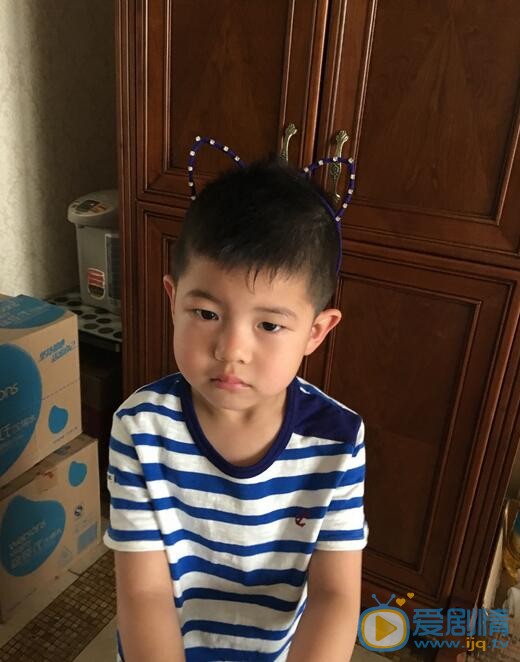 安吉搞怪呆萌照 安吉高清写真_安吉高清剧照