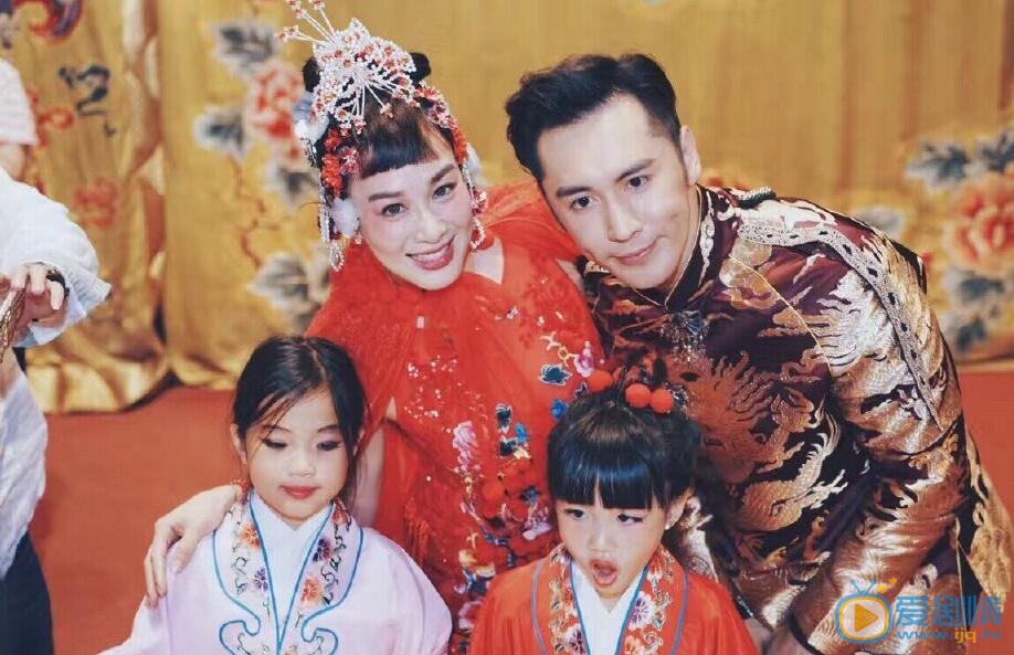严稚棱全家福 严稚棱高清写真_严稚棱高清剧照