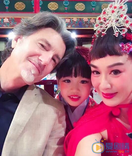 严稚棱与妈妈钟丽缇合照 严稚棱高清写真_严稚棱高清剧照