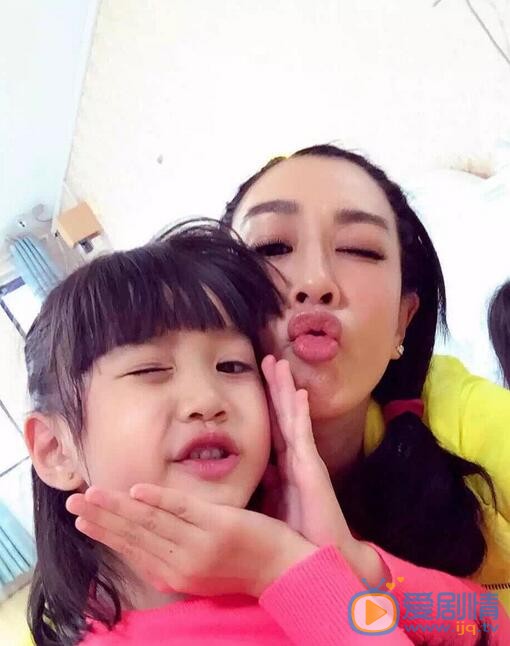 严稚棱与妈妈钟丽缇合照 严稚棱高清写真_严稚棱高清剧照