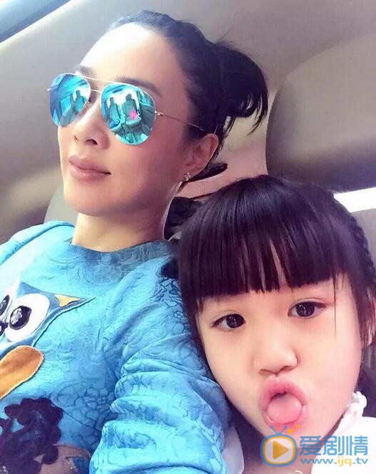 严稚棱与妈妈钟丽缇合照 严稚棱高清写真_严稚棱高清剧照