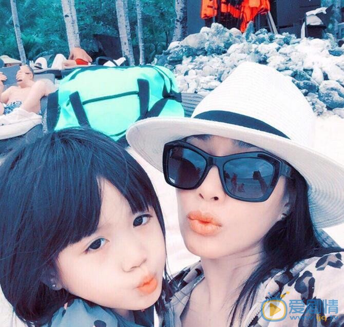 严稚棱与妈妈钟丽缇合照 严稚棱高清写真_严稚棱高清剧照