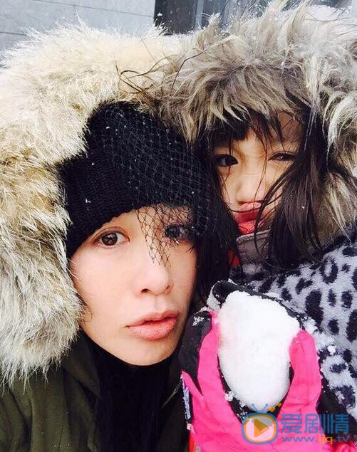 严稚棱与妈妈钟丽缇合照 严稚棱高清写真_严稚棱高清剧照