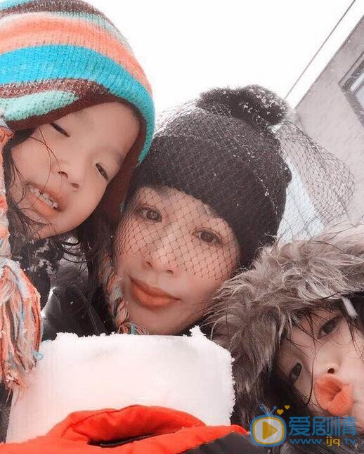 严稚棱全家福 严稚棱高清写真_严稚棱高清剧照