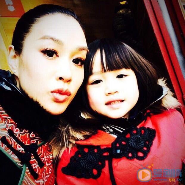 严稚棱与妈妈钟丽缇合照 严稚棱高清写真_严稚棱高清剧照