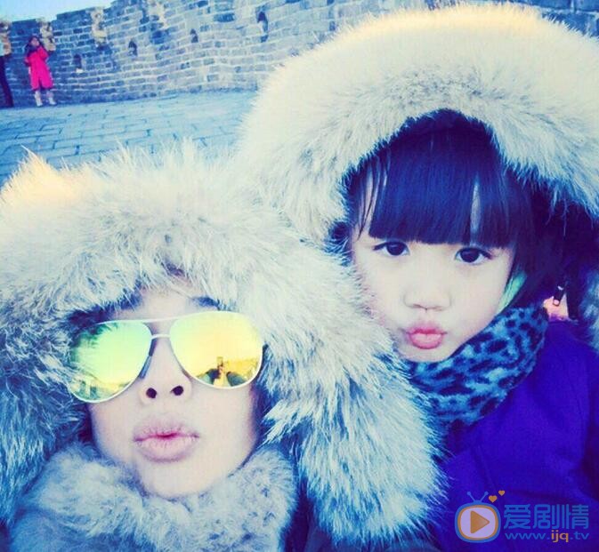 严稚棱与妈妈钟丽缇合照 严稚棱高清写真_严稚棱高清剧照