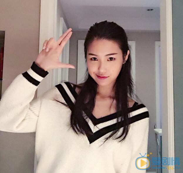 张昊玥搞怪照 张昊玥高清写真_张昊玥高清剧照