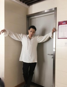 喜剧总动员给黄奕助演魔镜的男演员是谁？魔镜张学恒个人资料介绍