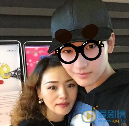 黄俊捷黄俊捷与妈妈弟弟合照 黄俊捷高清写真_黄俊捷高清剧照