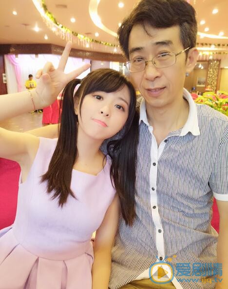 童可可与家人合照 童可可高清写真_童可可高清剧照