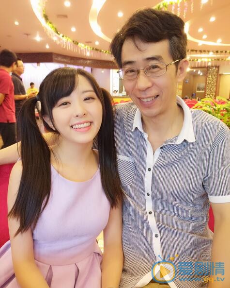 童可可与家人合照 童可可高清写真_童可可高清剧照