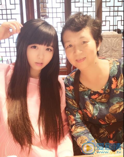 童可可与家人合照 童可可高清写真_童可可高清剧照