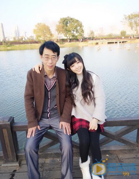 童可可与家人合照 童可可高清写真_童可可高清剧照