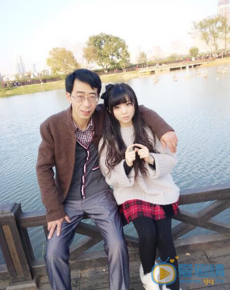 童可可与家人合照 童可可高清写真_童可可高清剧照