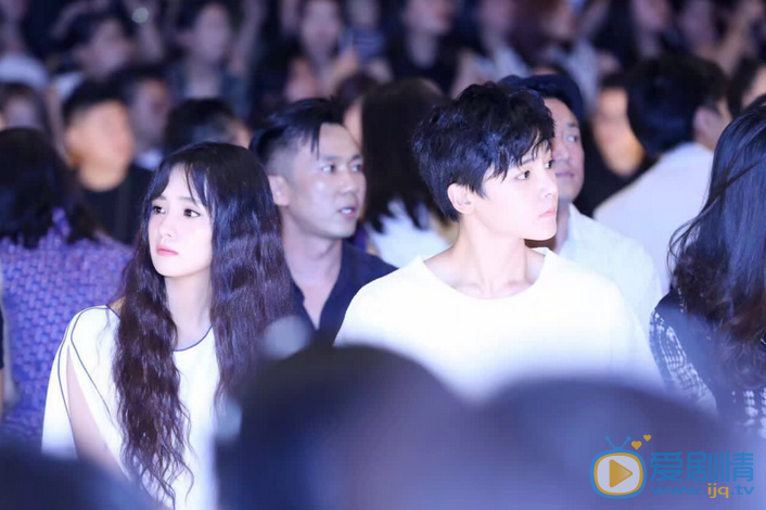 侯明昊活动照 尚雯婕携手侯明昊、蒋佳恩出席时尚活动，尚雯婕身着高腰长裙搭配半高领上衣变身都市女性；侯明昊以校园风格亮相，蒋佳恩身着白色简约系套装五官清秀。
