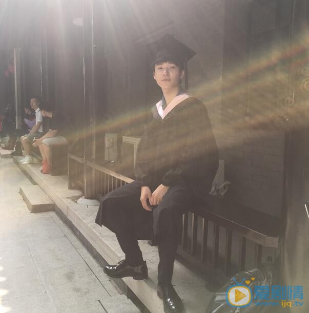 陈宥宸学士服 陈宥宸高清写真_陈宥宸高清剧照