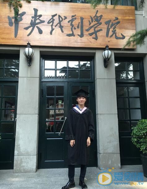 陈宥宸学士服 陈宥宸高清写真_陈宥宸高清剧照