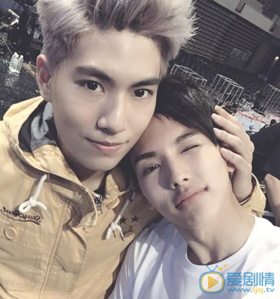 王以纶与人合照 王以纶高清写真_王以纶高清剧照