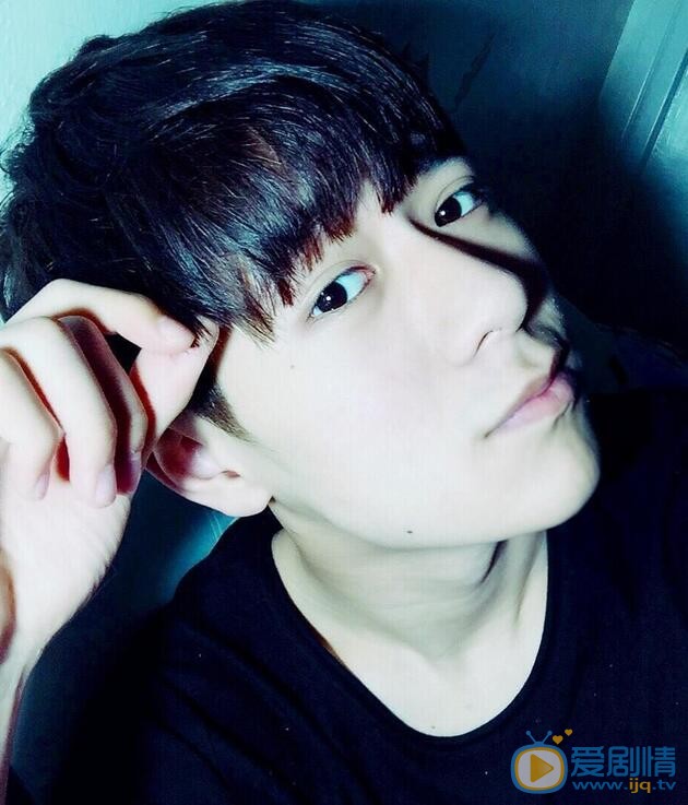易柏辰活动照 易柏辰高清写真_易柏辰高清剧照